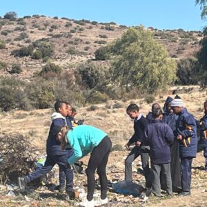 students picking up rubbish